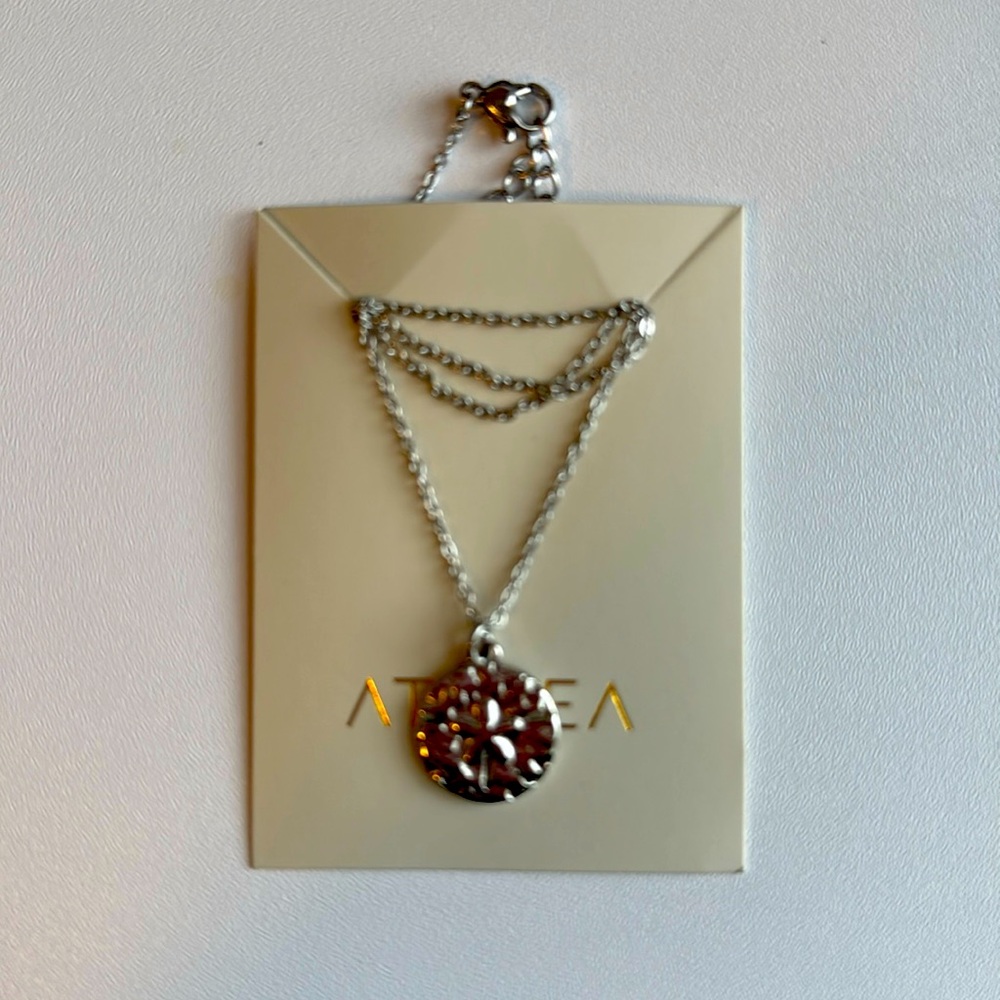 *NWT* Tarnish free, waterproof sand dollar necklace!
